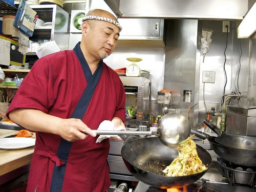 店長自らが試作を重ねた「横手やきそば」7年連続首位の味を堪能