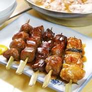 創業前は、半世紀の歴史がある肉屋だったこともあって、素材へのこだわりもひとしお。秋田産の大ぶりな鶏肉を、備長炭で一気に焼き色をつけ、じっくりと火を通していきます。外はカリカリ、中はジューシーな逸品。