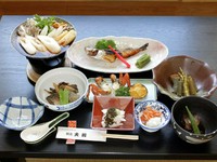 当店人気の郷土料理8品コース。秋田名物きりたんぽを始め、季節に応じて旬な料理をお召し上がりください。