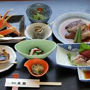 当店人気の会席料理8品コース。季節に応じて旬な料理にこだわり、山菜やズワイガニ等四季を通じて美味しい