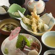 当店定番メニューの<やひろ定食（2400円）>は注文後にさばいた旬なお刺身と揚げたての天ぷらがご堪能いただけます。
