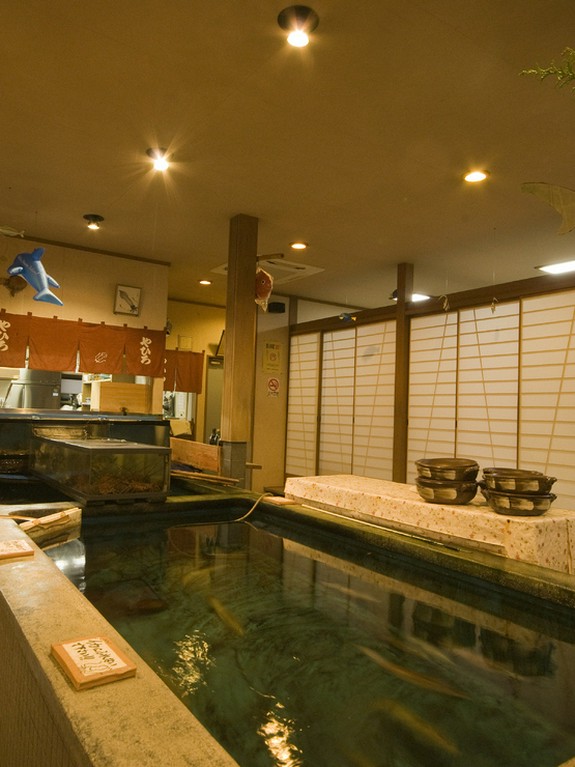 お子様に嬉しい。大きな生簀が店内にあります。