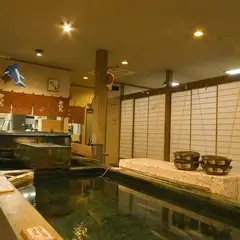 お子様に嬉しい。大きな生簀が店内にあります。