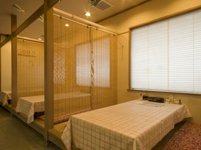 ゆっくり食事が楽しめる店内。