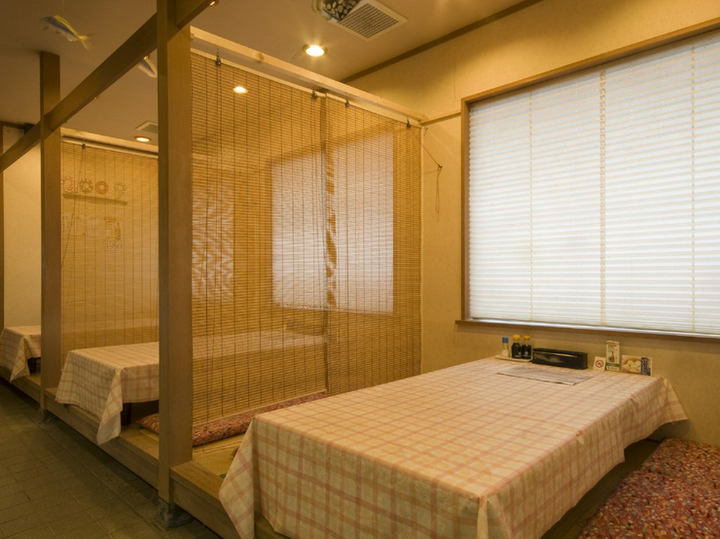 ゆっくり食事が楽しめる店内。