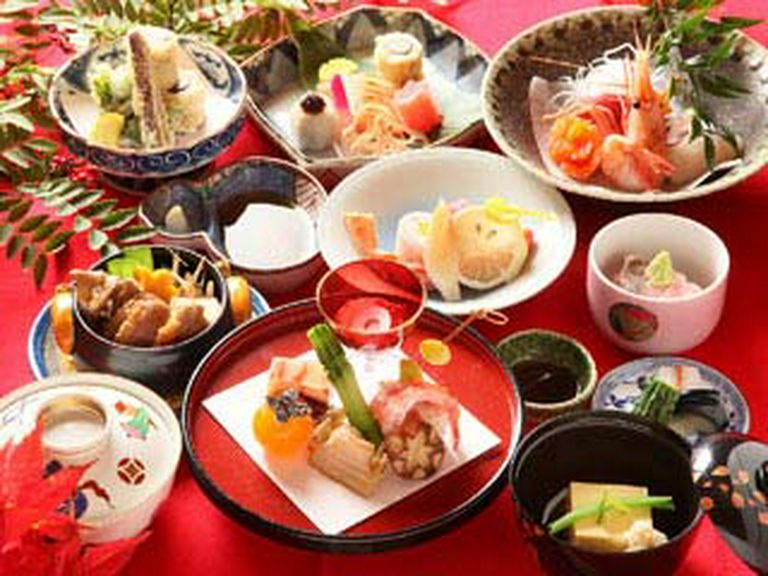 懐石料理(写真は8800円)