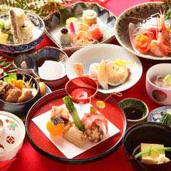 懐石料理（写真は8800円）