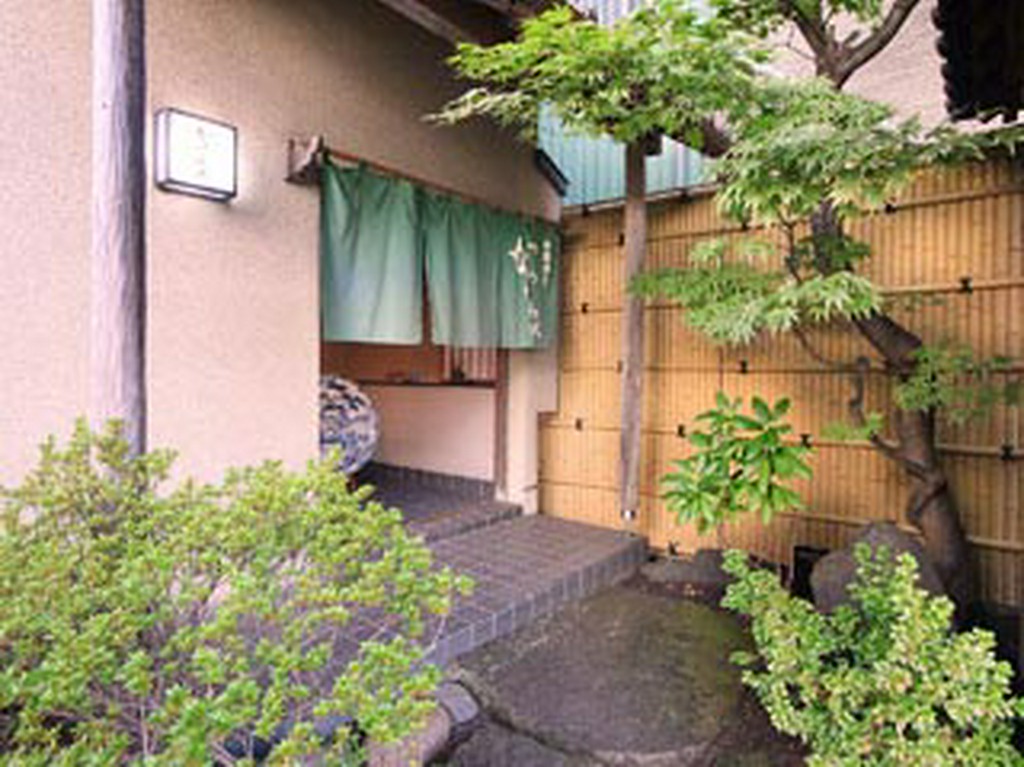 外の雑踏を感じない和みの空間へ