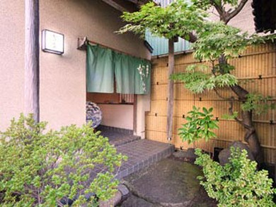 外の雑踏を感じない和みの空間へ