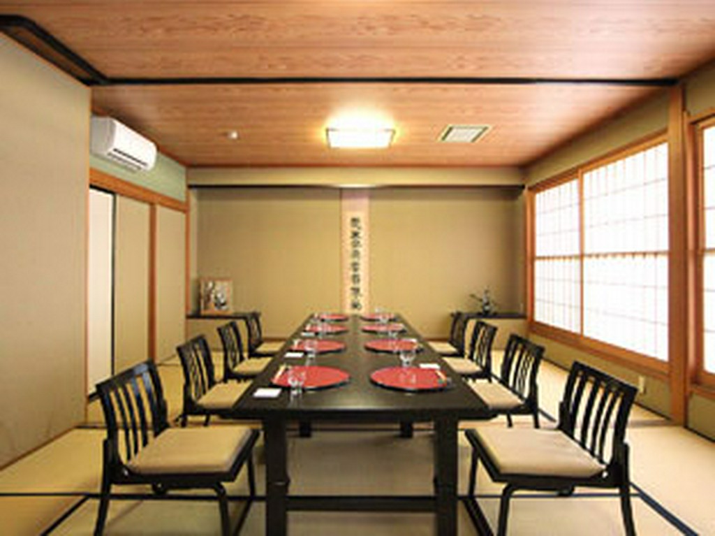 人気のイス席は２２名様まで