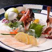 長崎の高級魚「あらかぶ(カサゴ)」をオーダーを受けてから、いけすから取り出しお造りに。プリッとした歯ごたえ、上品な甘みを楽しめます。