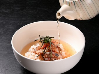 熱々の自家製だしが決め手『あじ茶づけ』