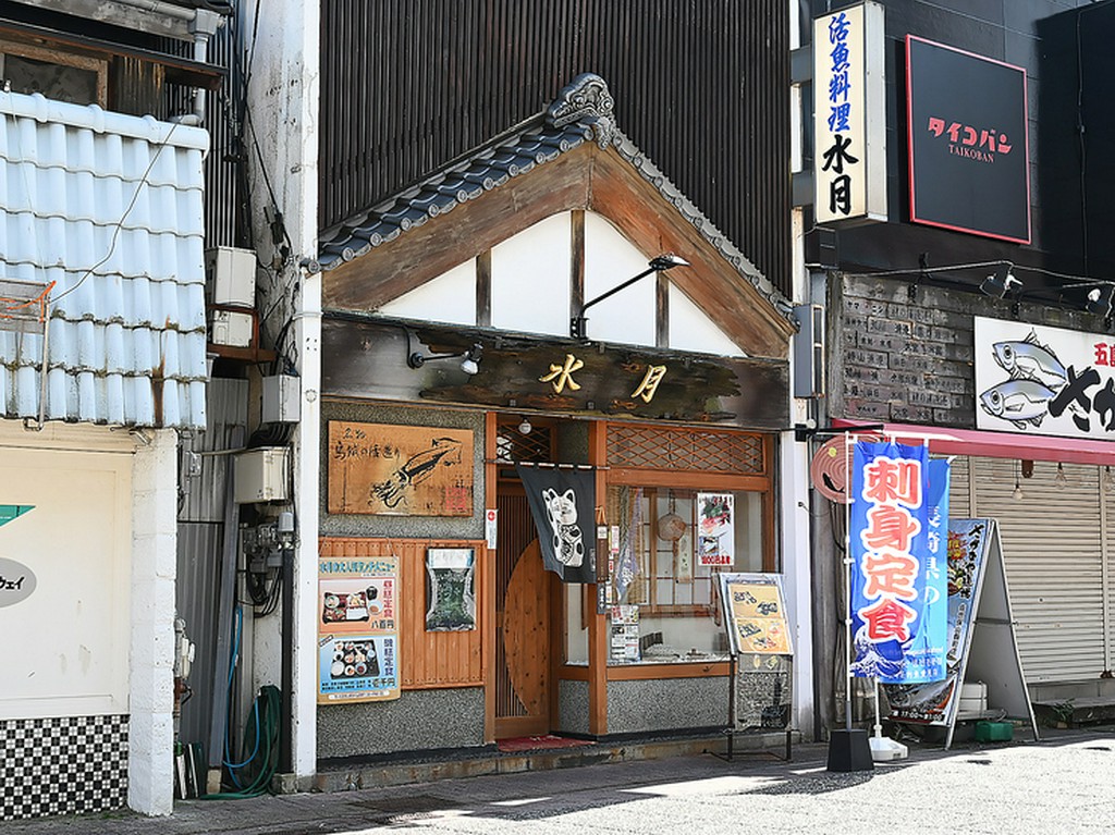 JR佐世保駅より車で3分、アットホームな店