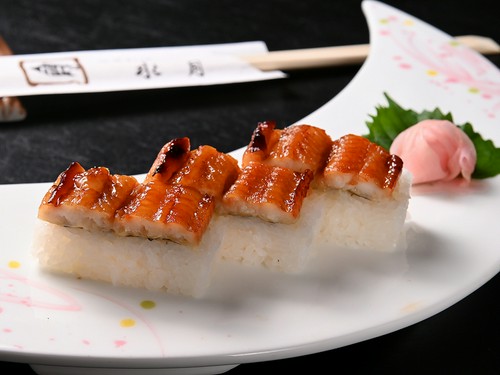 活あなごでつくる『あなご押し寿司』