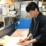 「お客様の好きな魚を焼いたり、煮たり、好みに合わせ調理します」と松永さん。「この魚をこんな風に料理して欲しい」など、希望があれば松永さんまで。テイストにぴったりの一皿に出会えるかもしれません。