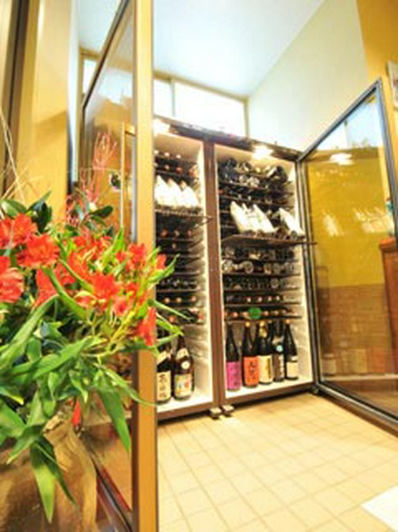 玄関を入るとすぐ目に入る大きなワインセラー