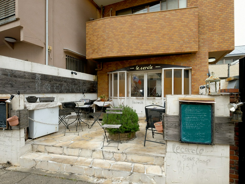 夜風を感じながらのビールやワインを、ペット連れでも楽しめる