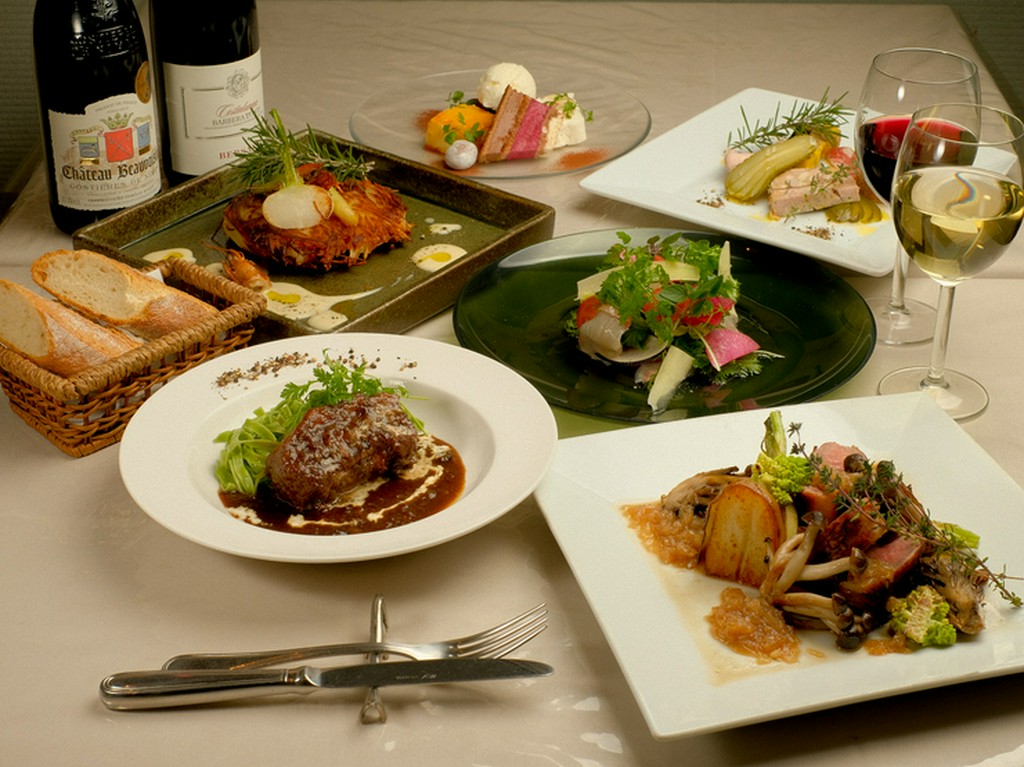 地元で仕入れる旬の食材で、季節感のあるメニューづくり