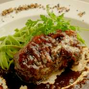 有機コーヒーで淹れたエスプレッソで、上質な豚バラ肉を淡路産玉ねぎと共にじっくり煮込むこと8時間。コーヒーのほのかな香りや苦みが豚肉とマッチし、濃厚なのにしつこさを感じることなく最後までいただけます。