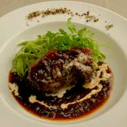 「他のお店に無いものを」と考えてつくられたこの料理。甘みや苦みのバランスを変えるなどし、2年の試行錯誤の末に完成させたとのこと。煮込み料理では珍しい、小麦粉を一切使っていないグルテンフリーの一品です。