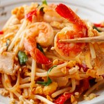 米麺の焼きそば。オーナー自らタイの屋台を巡り作り出した「秘伝のソース」を使用し、タイ屋台のおばちゃんの味を再現！