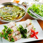 1人前1250円（2人前～）ご予約優先。たっぷりパクチー根っ子スープ/パクチー肉巻き。追加肉巻き650円、〆のフォー300円など