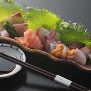 関門海峡でとれた新鮮魚介や、地産の九州野菜をたっぷり使ったお料理が好評です。県外からお越しのお客様とのお食事に是非ご利用ください。