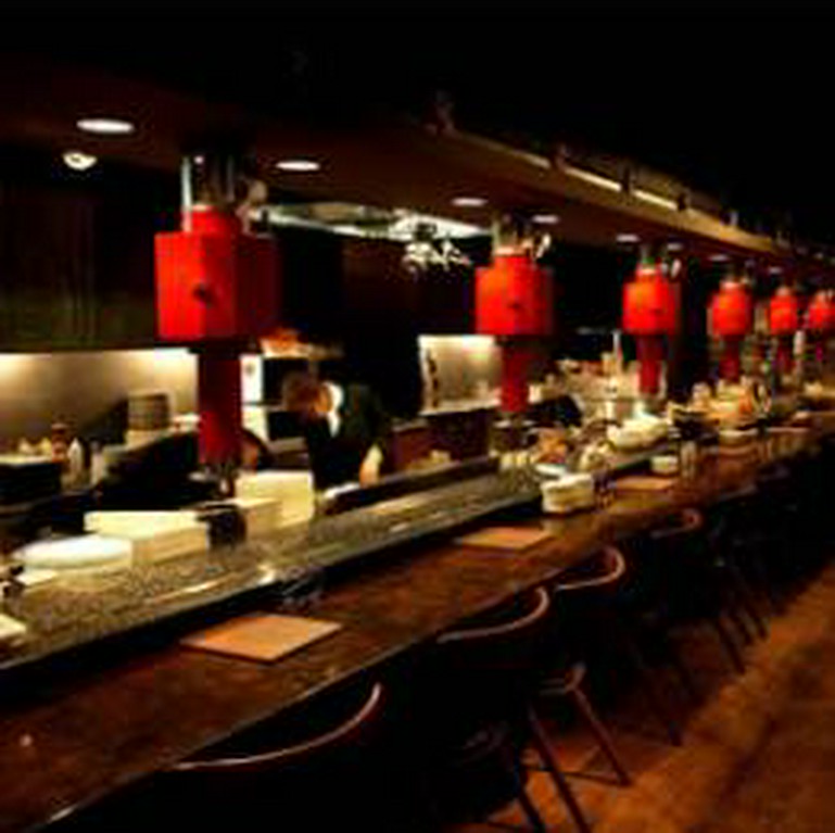 店内はカウンター席も完備