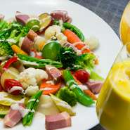 全コース選べる料理がついており、サラダオードブルは2種もついたヘルシー志向の女性嬉しい内容となってます。人気の『オリジナルベジカクテル』はノンアルコールもご用意してますので、ママ会などにもピッタリです