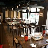 広々とした窓ガラスがより開放感ある空間を演出してくれます。お席はパテーションでテーブルを囲まさせるころもできますので、周りを気にせずお食事をお楽しみいただけます。