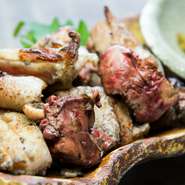 食材本来の旨みを味わっていただく食べ方の一つとして、「七輪焼き」で味わっていただいております。地元でとれたお肉や関門ダコなど、地元に活力を与える食材ばかりです。