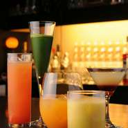 カウンター越しからフレアバーテンダーのショーも楽しめます。野菜を中心とした創作料理や、種類も充実ベジタブルカクテルは女性に喜ばれること間違いなし。　
