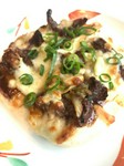コチュジャンペーストの肉味噌をピザソースに見立てた一品です。
おつまみに最高！