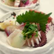 その日のおすすめで盛り合させていただきます。
1500円は二人前くらいだと思ってご注文ください。