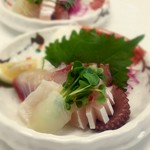 その日のおすすめで盛り合させていただきます。
1500円は二人前くらいだと思ってご注文ください。