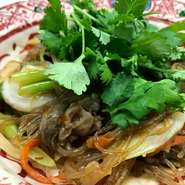 極太の春雨を使った牛肉入りのチャプチェです。
ピリ辛でお酒のおつまみにもピッタリ。