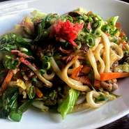 焼うどん発祥の地「小倉」で生まれたかつお出汁のきいた、さっぱり焼うどんです。