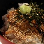 新鮮なサバを特製のゴマダレに漬け込みました。
ワサビたっぷりめがおすすめです。