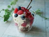 その日の気分と、その日の材料で作るアイスクリーム仕立てのパフェです。