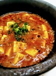 山椒とラー油とさまざまな複雑な香辛料で仕上げたグツグツ熱々の石鍋マーボー豆腐です。