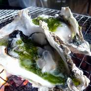 炭火で大胆に焼き上げます