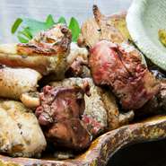 炭の香りと、様々な味や食感が楽しめる『地鶏のざる焼き』