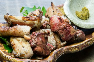 炭の香りと、様々な味や食感が楽しめる『地鶏のざる焼き』