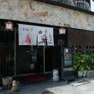 店内の座席は、仕切りを用いて4人～60人まで様々なパターンでアレンジ可能ですので、お食事から各種宴会まで、シチュエーションに合わせてご利用いただけます。ステージもありますので、二次会にも最適です。