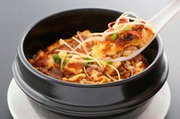 えびのチリソース／ニラともやしの炒め／ワンタンスープ／白菜の酢の物／ザーサイ／ご飯／杏仁豆腐