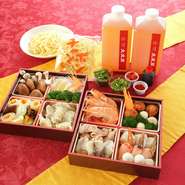 セット内容
有頭海老・帆立貝柱・蟹爪・フグ・肉団子・鶏肉・水餃子・野菜の盛り合わせ（白菜・ブロッコリー・人参）木耳・キノコ類・タケノコ・春雨・うずら卵・里芋・チャンポン麺・出汁（特製出汁または麻辣出汁）・薬味（薬味ネギ・パクチー・クコの実・唐辛子・黒酢）