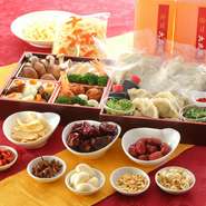 セット内容
水餃子（30個）・野菜の盛り合わせ（白菜・ブロッコリー・人参）木耳・キノコ類・タケノコ・春雨・うずら卵・里芋・肉団子・チャンポン麺・出汁（特製出汁または麻辣出汁）・薬味1（四川朝天干辣椒・クコの実・八角・松の実・紅なつめ・蓮の実・生姜・ニンニク）・薬味2（薬味ネギ・パクチー・クコの実・唐辛子・黒酢）