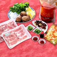 セット内容
霧島山麗豚（500g）／ラム肉（500g）※どちらかセレクトもしくはハーフハーフ250gずつ
クレソン（寺田農園）・白菜（射手矢農園）※シーズンによる
原木椎茸（5個）・中国春雨・水餃子（6個）・チャンポン麺・麻辣出汁
薬膳薬味（四川朝天干辣椒・クコの実・八角・松の実・紅なつめ・蓮の実・生姜・ニンニク）
薬味（薬味ネギ・パクチー・クコの実・唐辛子・黒酢）