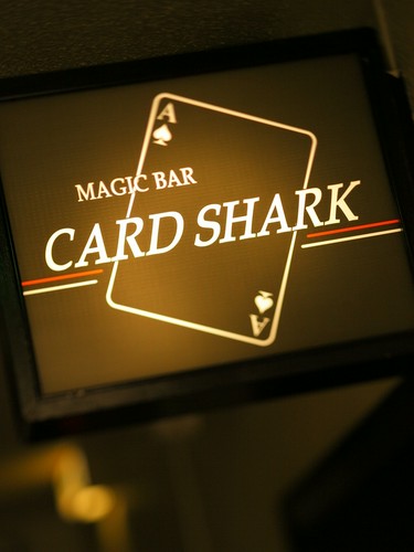 間近で不思議トリックを楽しむことができるマジックバー。