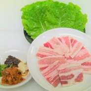 大人気のサムギョプサルセット！豚バラ　¥480　サンチュ　¥580　他にもいろいろ包んでいろいろ美味しい！